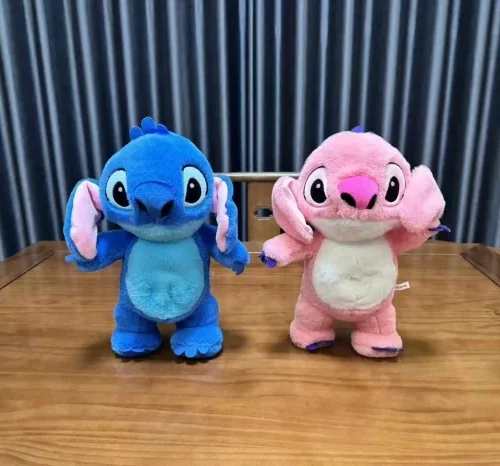 Detaljna slika Stitch plišane igračke koja diše, svira i svetli, u roze boji.