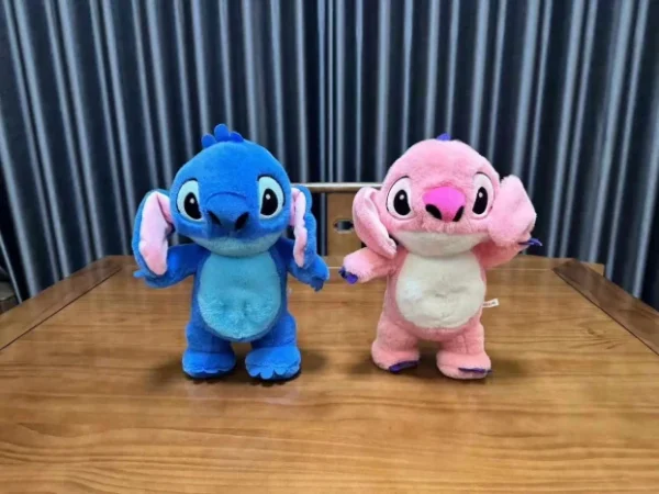 Detaljna slika Stitch plišane igračke koja diše, svira i svetli, u roze boji.