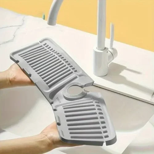 Praktična gumena podloga za sudoperu sa odvodom, savršena za zaštitu površina oko slavine.